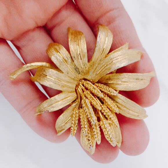 VTG Signed BSK Gold Tone Wheat and Lily Brooch, Mid-Century Floral Pin, 50s 60s - Picture 2 of 8